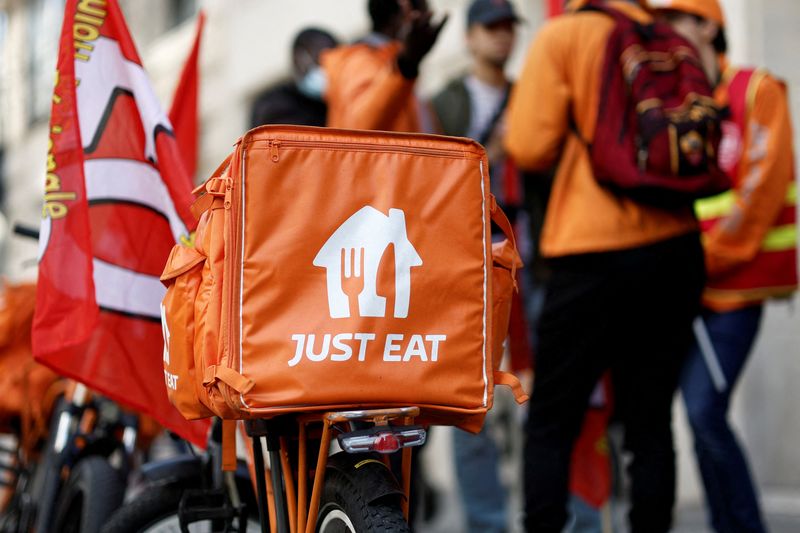 © Reuters. FILE PHOTO: FILE PHOTO: A Just Eat delivery bicycle in Paris, France, October 22, 2022. REUTERS/Benoit Tessier/File Photo