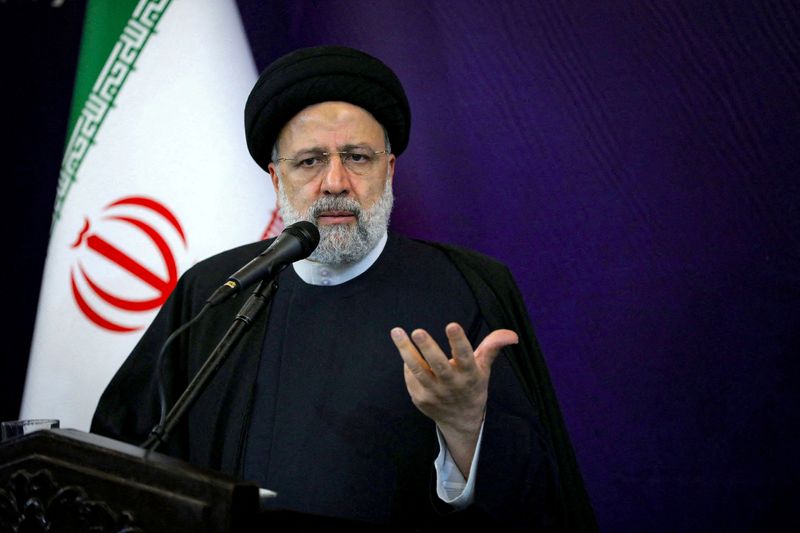 &copy; Reuters. الرئيس الإيراني إبراهيم رئيسي يتحدث خلال اجتماع في التاسع من ديسمبر كانون الأول 2022 مع أسر قوات الأمن الذين قتلوا خلال احتجاجات في إيران. صور