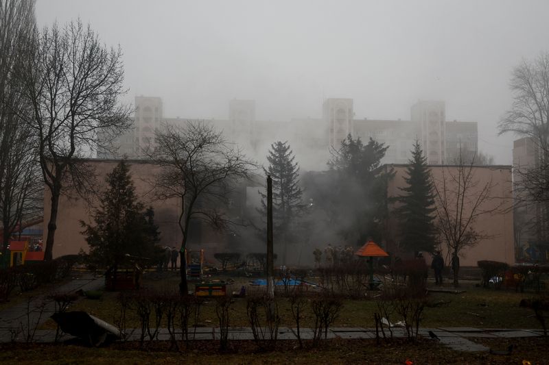 &copy; Reuters. Photo du lieu de la chute d'un hélicoptère à Brovary, à la périphérie de Kyiv. /Photo prise le 18 janvier 2023 à Brovary, Ukraine/REUTERS/Valentyn Ogirenko