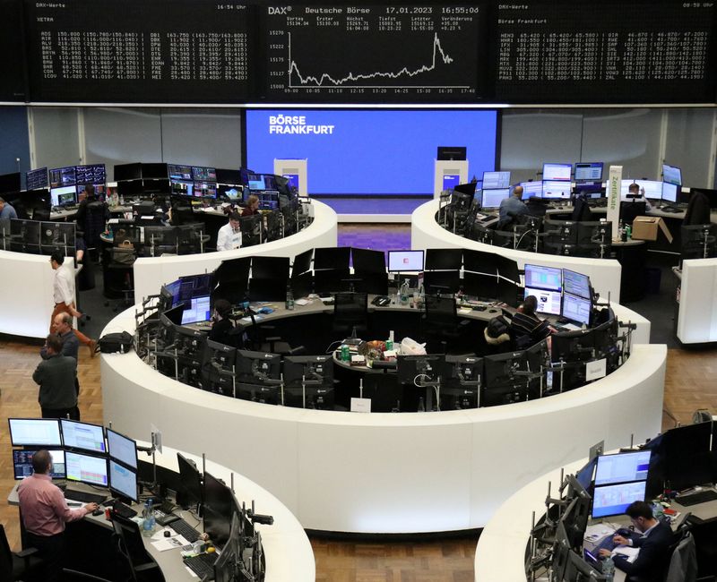 &copy; Reuters. شاشات إلكترونية تظهر حركة تداول الأسهم في مؤشر داكس الألماني في بورصة فرانكفورت يوم الثلاثاء . تصوير : رويترز . 