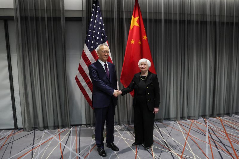© Reuters. U.S. Treasury Secretary Janet Yellen shakes hands with Chinese Vice Premier Liu He as they meet for talks in Zurich, Switzerland, January, 18, 2023. REUTERS/Denis Balibouse