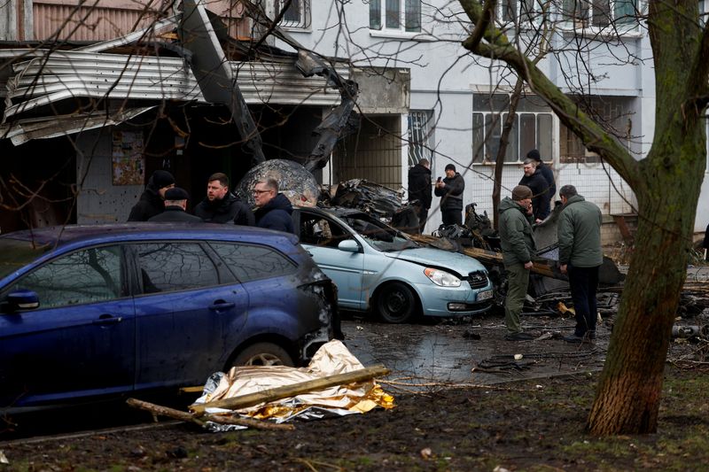 &copy; Reuters. Un cadáver yace en el suelo en el lugar donde un helicóptero cae sobre edificios de infraestructura civil, en medio del ataque de Rusia contra Ucrania, en la localidad de Brovary, a las afueras de Kiev, Ucrania. 18 de enero de 2023. REUTERS/Valentyn Ogi