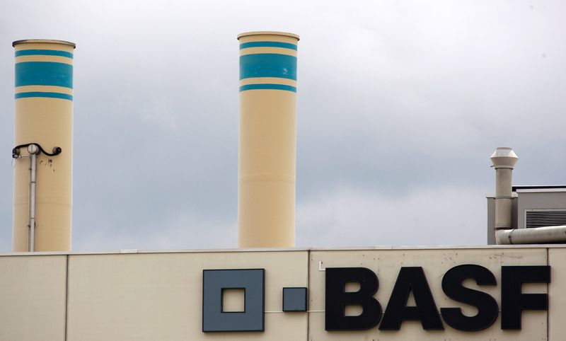 &copy; Reuters. Photo d'archives du logo BASF visible sur la façade de l'usine BASF de Schweizerhalle. /Photo prise le 7 juillet 2009 à Bâle, Suisse/REUTERS/Christian Hartmann