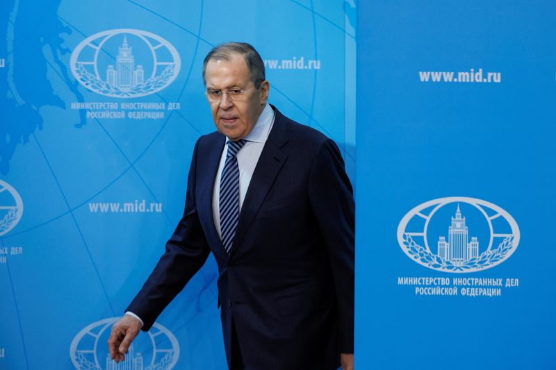 © Reuters. وزير الخارجية الروسي سيرجي لافروف يستعد لعقد مؤتمر صحفي بموسكو  يوم الأربعاء . تصوير : شامل زوماتوف- رويترز .  