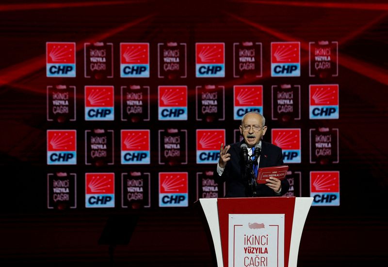 © Reuters. The leader of opposition party CHP Kemal Kilicdaroglu has predicted international investors would pour hundreds of billions of dollars into Turkey if he wins the presidency.  REUTERS/Dilara Senkaya