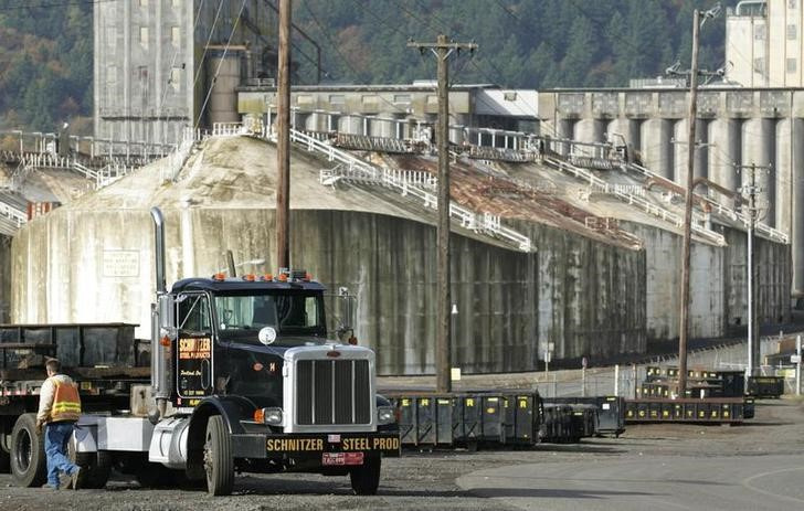 © Reuters. File Photo: The international shipping terminal of Schnitzer Steel Industries Inc. is seen in Portland, Oregon, October 7, 2005.  REUTERS/Richard Clement