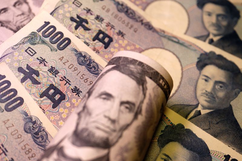 &copy; Reuters. FOTO DE ARCHIVO: Billetes de yenes japoneses y dólares estadounidenses en esta imagen ilustrativa tomada el 15 de junio de 2022. REUTERS/Florence Lo/Ilustración/Archivo