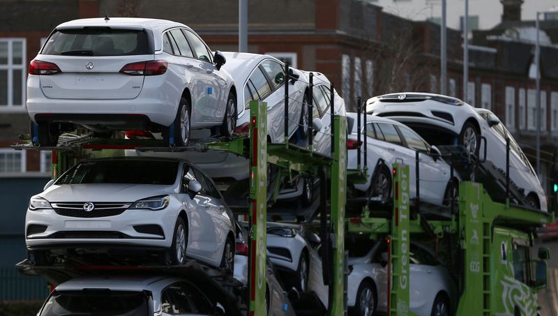 &copy; Reuters. Photo d'archives des voitures transportées par camion à Luton, en Grande-Bretagne. /Photo prise le 6 mars 2017 à Luton, Grande-Bretagne/REUTERS/Neil Hall