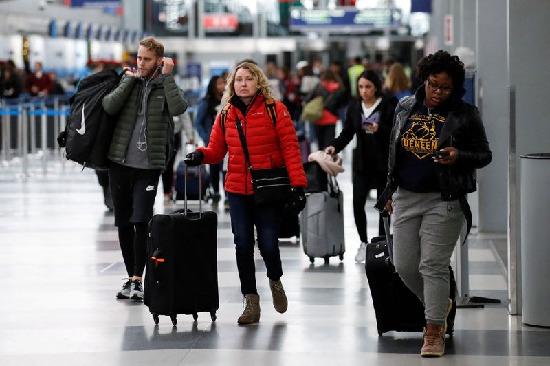 &copy; Reuters. FILE PHOTO: Travelers walk through Terminal 3 at O'Hare Airport before the busy Thanksgiving Day weekend in Chicago, Illinois, U.S., November 21, 2017. REUTERS/Kamil Krzaczynski/File Photo