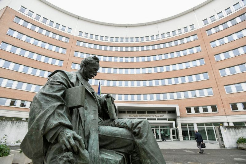 &copy; Reuters. FOTO ARCHIVO: Una estatua frente al tribunal de Brescia, Italia, 19 de diciembre de 2022. REUTERS/Flavio Lo Scalzo