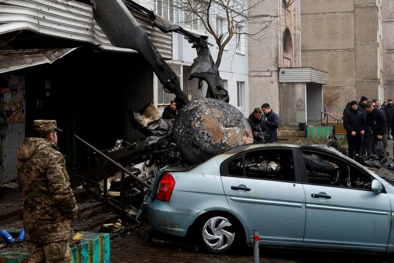 &copy; Reuters. Vista de local de queda de helicóptero na cidade ucraniana de Brovary, nos arredores de Kiev
18/01/2023 REUTERS/Valentyn Ogirenko