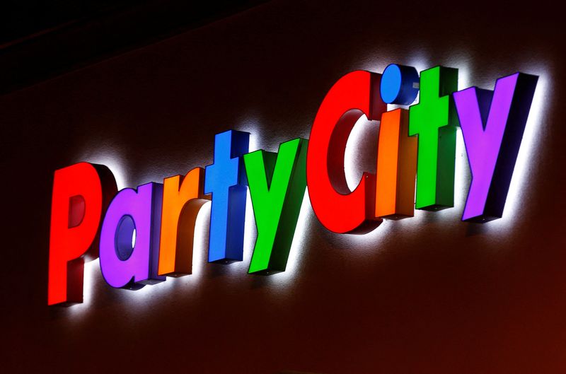 © Reuters. FILE PHOTO: A Party City store sign in seen in Encinitas, California March 9, 2015. REUTERS/Mike Blake (UNITED STATES - Tags: BUSINESS LOGO)/File Photo