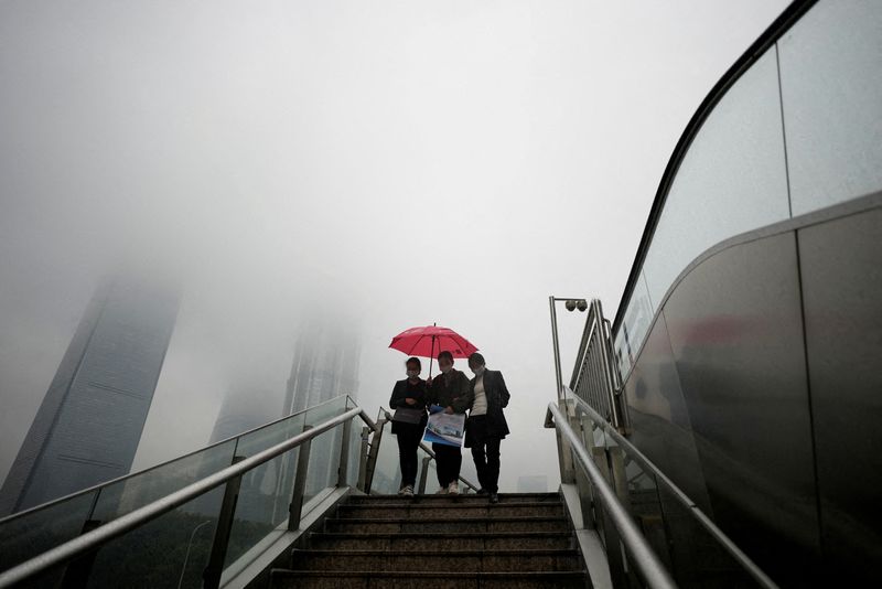 &copy; Reuters. Nebbia sopra al distretto finanziario di Shanghai, in Cina. REUTERS/Aly Song