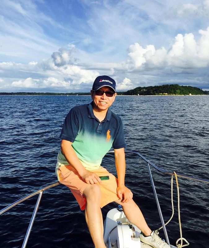 © Reuters. FILE PHOTO: Chinese-American citizen Kai Li, who has been detained in China since 2016, poses for a picture while fishing on the Long Island Sound in New York, U.S., August 23, 2015, in this handout picture. Harrison Li/Handout via REUTERS   