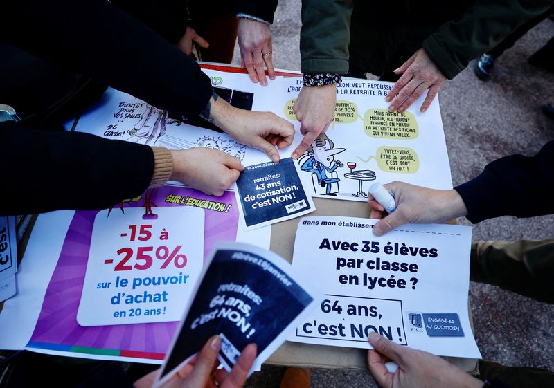Sindicatos franceses se atrincheran en batalla con Macron por las pensiones