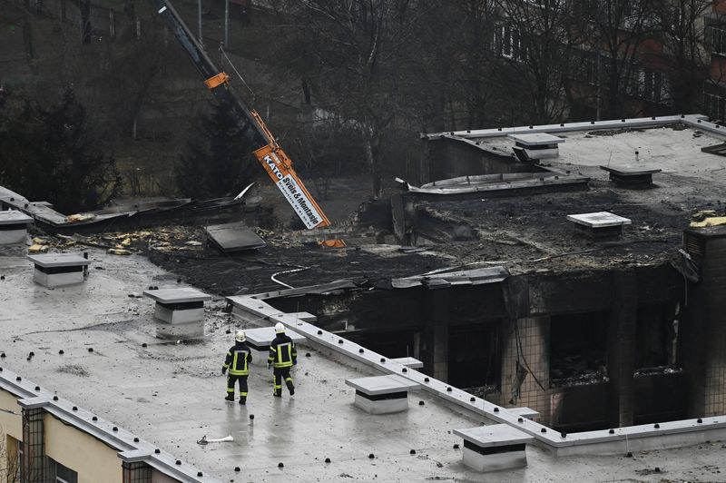 © Reuters. A general view of the site of a helicopter crash, amid Russia's attack on Ukraine, in the town of Brovary, outside Kyiv, Ukraine, January 18, 2023. REUTERS/Viacheslav Ratynskyi