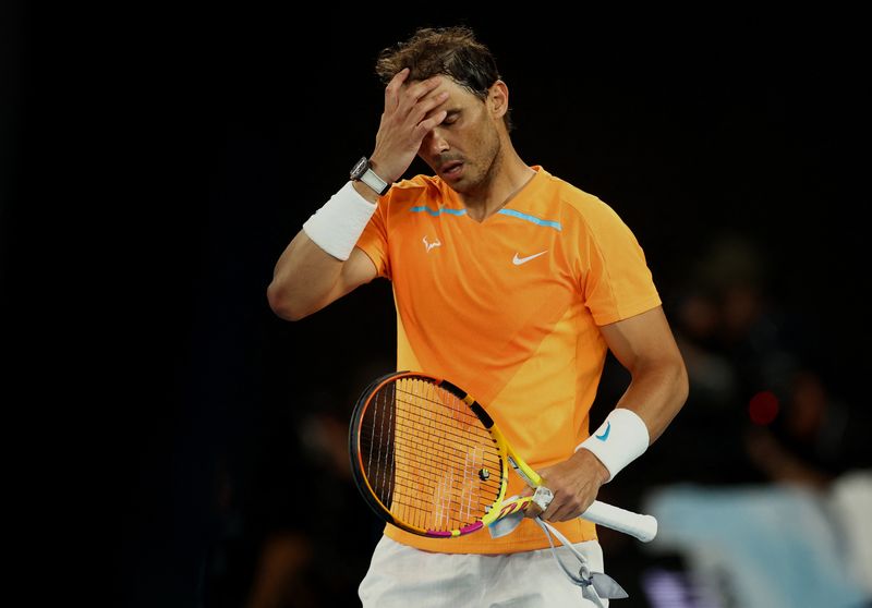 &copy; Reuters. Rafael Nadal lamenta após derrota na segunda rodada do Aberto da Austrália
18/11/2023 REUTERS/Carl Recine