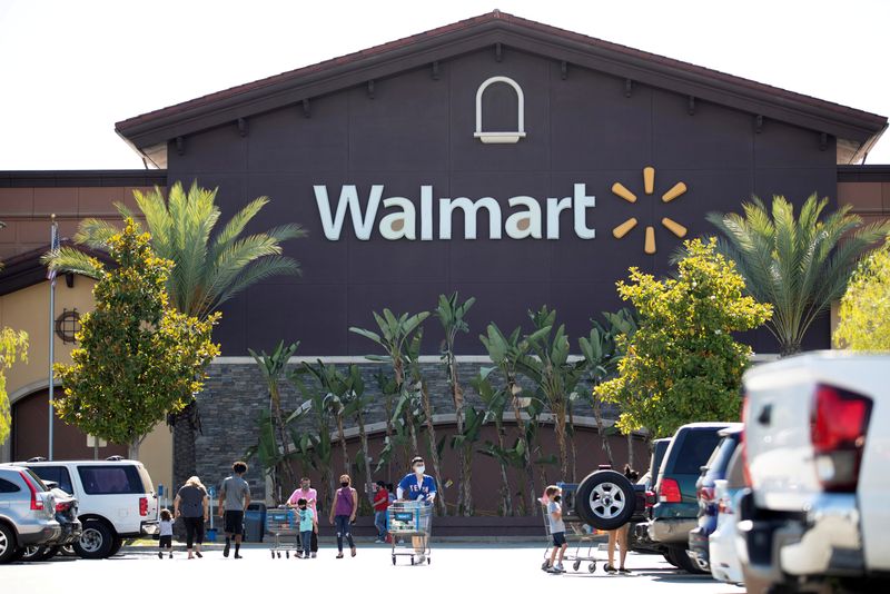 &copy; Reuters. FILE PHOTO: Shoppers wearing face masks are pictured in the parking of a Walmart Superstore during the outbreak of the coronavirus disease (COVID-19), in Rosemead, California, U.S., June 11, 2020. REUTERS/Mario Anzuoni
