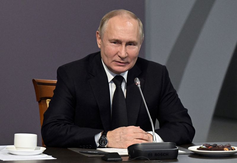 &copy; Reuters. الرئيس الروسي فلاديمير بوتين خلال اجتماع في سان بطرسبرج يوم الأربعاء. صورة لرويترز من وكالة سبوتنيك للأنباء.
