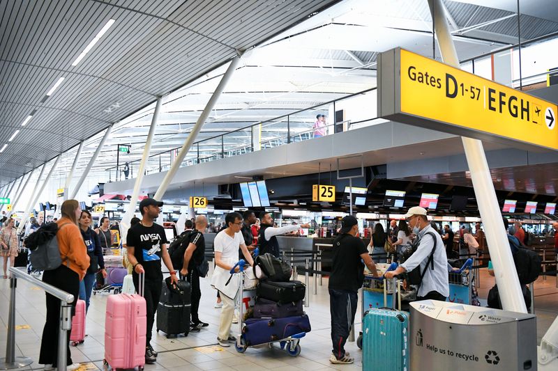 &copy; Reuters. Des passagers à l'aéroport de Schiphol à Amsterdam, Pays-Bas. /Photo prise le 16 juin 2022/REUTERS/Piroschka van de Wouw