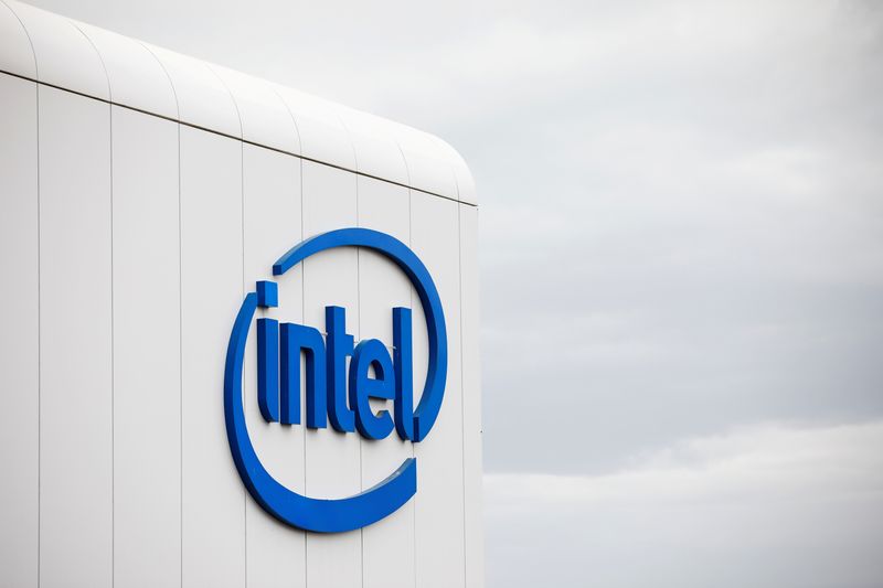 &copy; Reuters. Il logo di Intel presso lo stabilimento di Petah Tikva, vicino Tel Aviv in Israele. 15 dicembre 2019.  REUTERS/Amir Cohen/