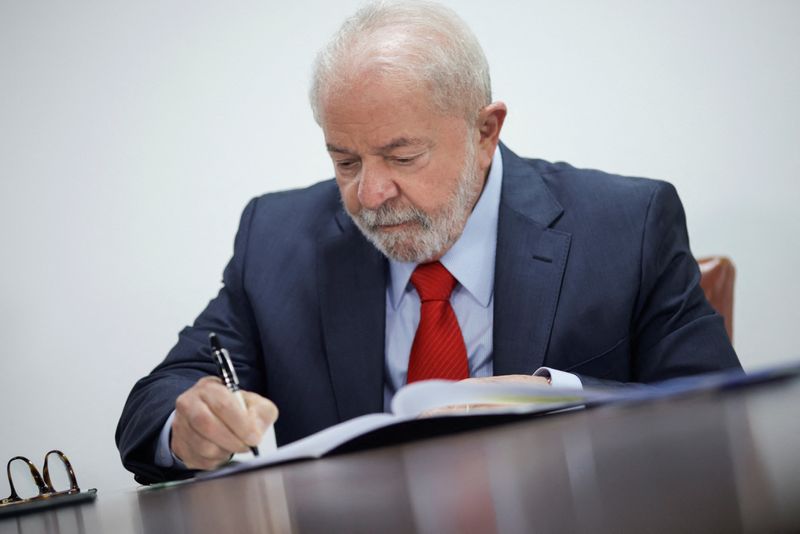 &copy; Reuters. Presidente Lula no Palácio do Planalto
12/01/2023
REUTERS/Adriano Machado