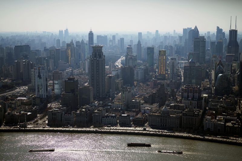 © Reuters. A view of the city skyline and Huangpu river, ahead of the annual National People's Congress (NPC), in Shanghai, China February 24, 2022.  REUTERS/Aly Song