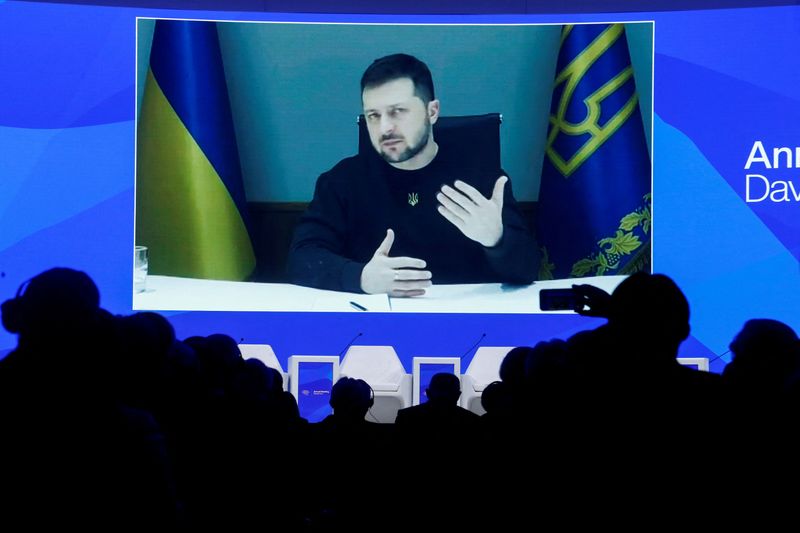 &copy; Reuters. الرئيس الأوكراني فولوديمير زيلينسكي يلقي كلمة أمام المنتدى الاقتصادي العالمي في دافوس عبر الدائرة التليفزيونية المغلقة يوم الأربعاء. تصوي