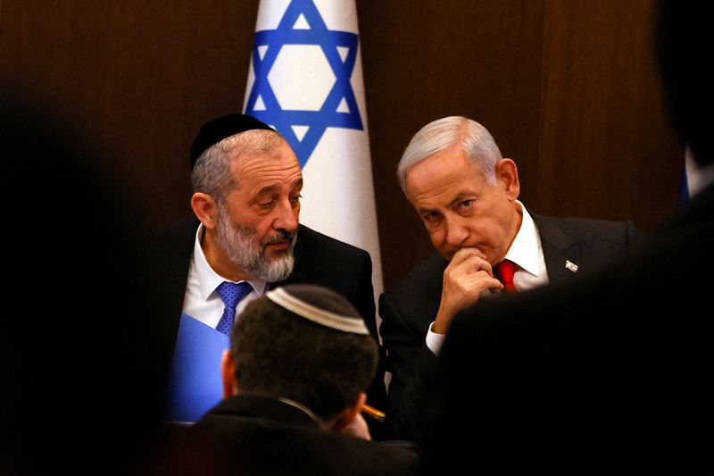 &copy; Reuters. Primeiro-ministro israelense, Benjamin Netanyahu, conversa com o ministro do Interior e da Saúde, Aryeh Deri, em reunião semanal de gabinete
08/01/2023
REUTERS/Ronen Zvulun/Pool