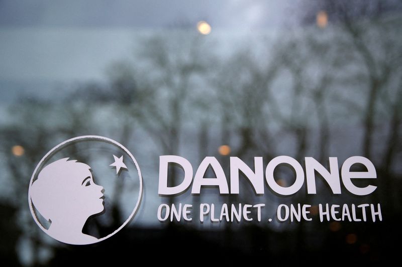 &copy; Reuters. Photo d'archives du logo Danone au siège de la société à Rueil-Malmaison, France. /Photo prise le 18 février 2021/REUTERS/Gonzalo Fuentes