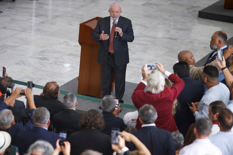 © Reuters. Brazil's President Luiz Inacio Lula da Silva speaks during a meeting with trade union representatives at the Planalto Palace in Brasilia, Brazil January 18, 2023. REUTERS/Adriano Machado