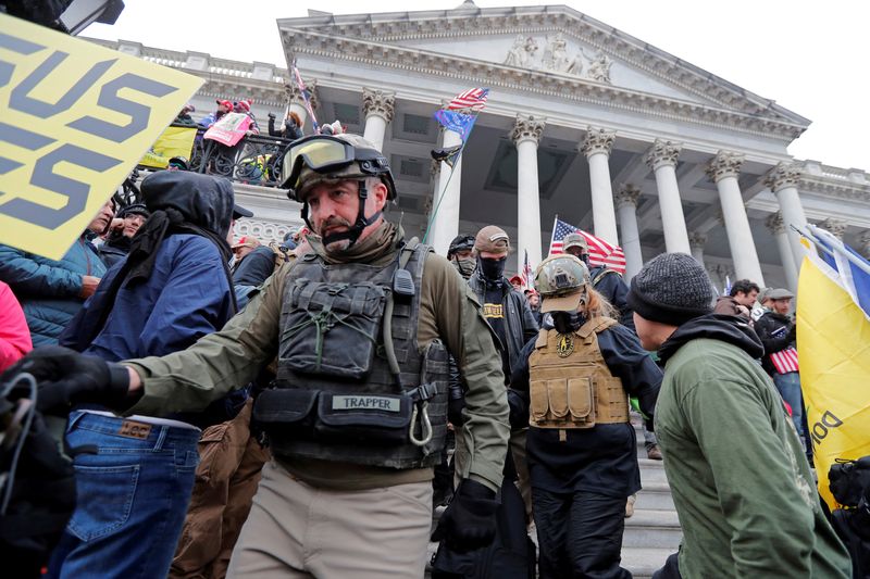 © Reuters. FILE PHOTO: Members of the Oath Keepers are seen among supporters of U.S. President Donald Trump at the U.S. Capitol during a protest against the certification of the 2020 U.S. presidential election results by the U.S. Congress, in Washington, U.S., January 6, 2021. REUTERS/Jim Bourg/File Photo