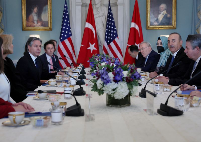 © Reuters. U.S. Secretary of State Antony Blinken and Turkey’s Foreign Minister Mevlut Cavusoglu meet at the State Department in Washington, U.S., January 18, 2023. REUTERS/Leah Millis/Pool