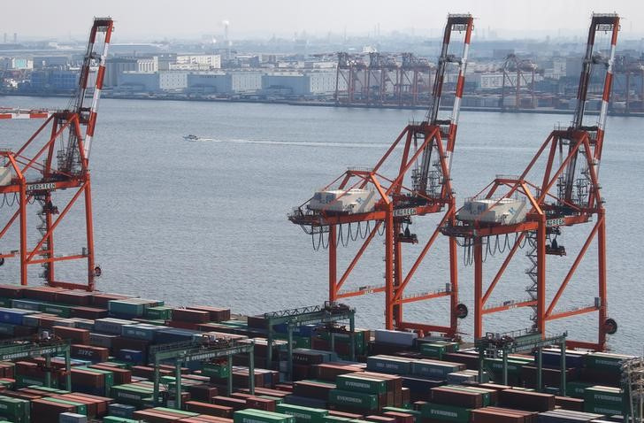 &copy; Reuters. 　財務省が１９日発表した昨年１２月の貿易統計速報は、貿易収支が１兆４４８５億円の赤字だった。写真は２０１７年３月、都内の港湾施設で撮影（２０２３年　ロイター／Issei Kato）