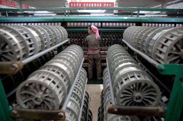 &copy; Reuters. 　北朝鮮の国会に当たる最高人民会議が１７日から２日間開かれ、今年中に工業生産を正常化させ、経済目標を達成する方針が示された。写真は平壌の織物工場で２０１６年５月撮影（２０