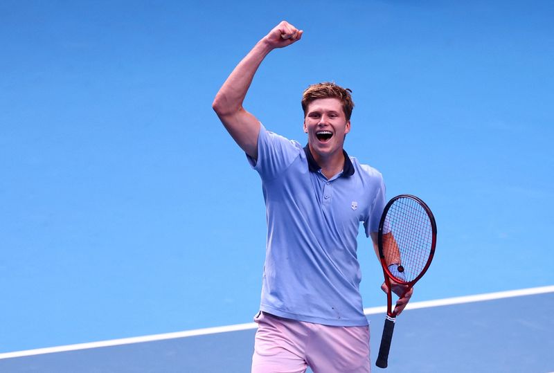 &copy; Reuters. لاعب التنس الأمريكي جنسون بروكسبي يحتفل بالفوز على النرويجي كاسبر رود في بطولة أستراليا المفتوحة للتنس يوم الخميس. تصوير: كارل ريسين - رويتر