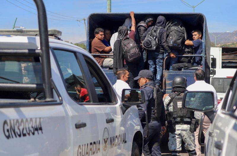 &copy; Reuters. مهاجرون داخل عربة تابعة للمعهد الوطني المكسيكي للهجرة  بعد تفتيشهم عند نقطة تفتيش في ولاية تشياباس يوم الأربعاء. 