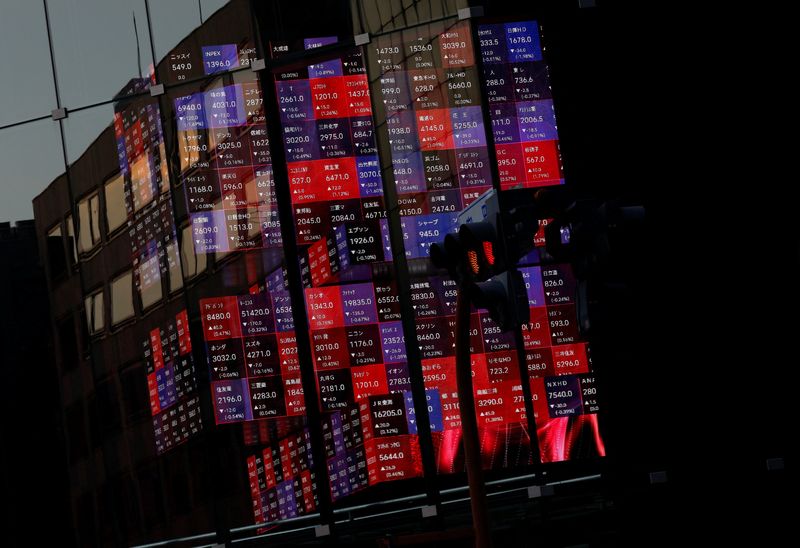 &copy; Reuters. شاشة تداول ضخمة تعرض بيانات عن أسعار الأسهم اليابانية داخل مبنى في طوكيو يوم 30 ديسمبر كانون الأول 2022. تصوير: إيسي كاتو - رويترز.