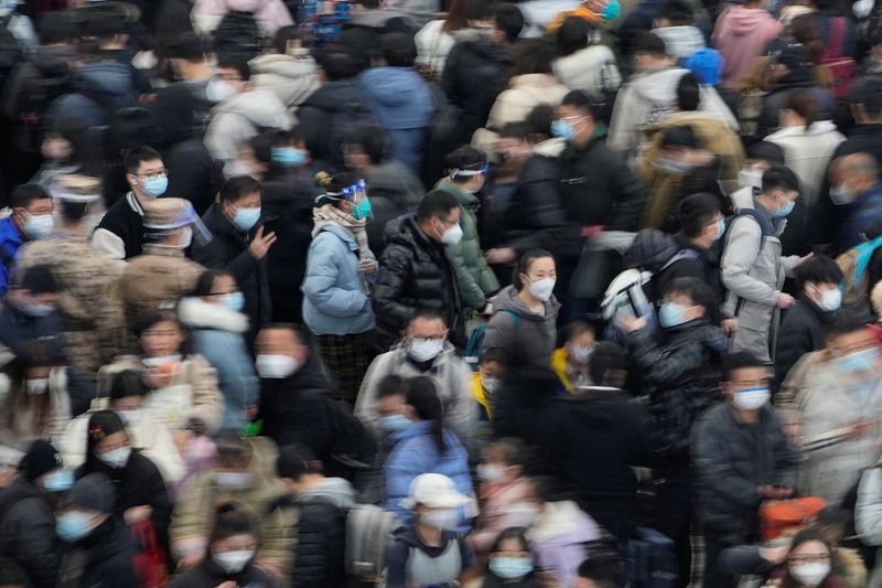 &copy; Reuters. Passengers wait to board trains at Shanghai's Hongqiao Railway Station during the annual Spring Festival travel rush ahead of the Chinese Lunar New Year, as the coronavirus disease (COVID-19) outbreak continues, in Shanghai, China January 18, 2023. REUTER