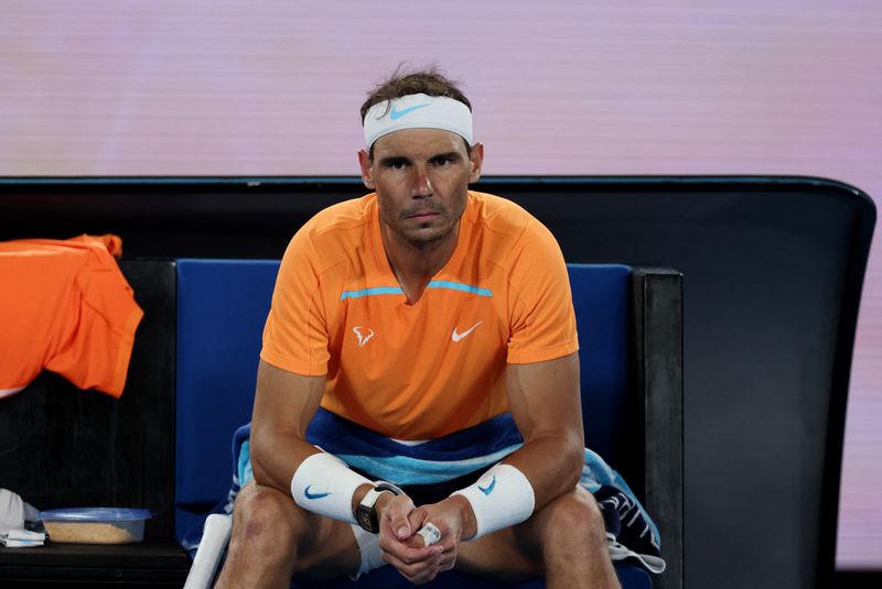 © Reuters. El español Rafael Nadal durante su partido de segunda ronda contra el estadounidense Mackenzie Mcdonald, en el Melbourne Park, 18 de enero de 2023. REUTERS/Loren Elliott