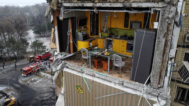 &copy; Reuters. منظر لمبنى سكني لحقت به أضرار جسيمه بفعل قصف صاروخي روسي على منطقة دنيبو في أوكرانيا يوم 15 يناير كانون الثاني 2023. تصوير: تصوير: يان دوبرونوسو