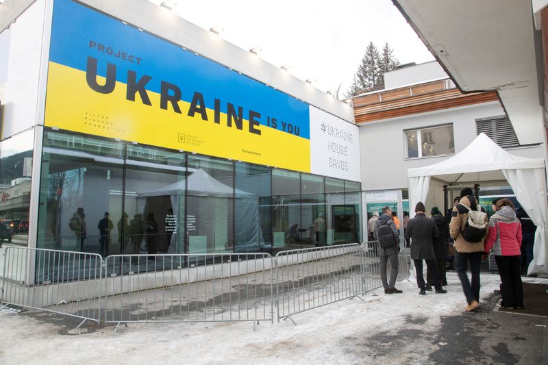 &copy; Reuters. FILE PHOTO: Visitors queue in front of the Ukraine House during the World Economic Forum (WEF) 2023, in the Alpine resort of Davos, Switzerland, January 16, 2023. REUTERS/Arnd Wiegmann/File Photo