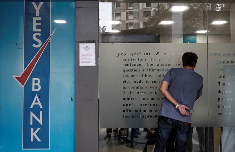 &copy; Reuters. FILE PHOTO: A customer tries to look into a Yes Bank branch in Mumbai, India, March 6, 2020. REUTERS/Francis Mascarenhas