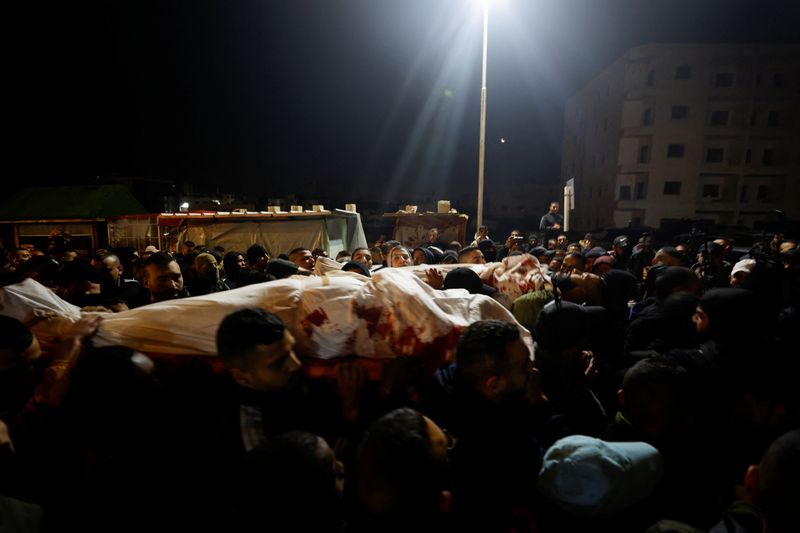 &copy; Reuters. معزون يحملون جثماني الفلسطينيين جواد بواقنة وأدهم جبارين في جنين بالضفة الغربية المحتلة يوم الخميس. تصوير: محمد تركمان.