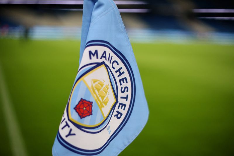 &copy; Reuters. FOTO DE ARCHIVO: Una banderín con el escudo del Manchester City en el césped del estadio Etihad de Mánchester, Reino Unido, el 22 de diciembre de 2022. REUTERS/Phil Noble.