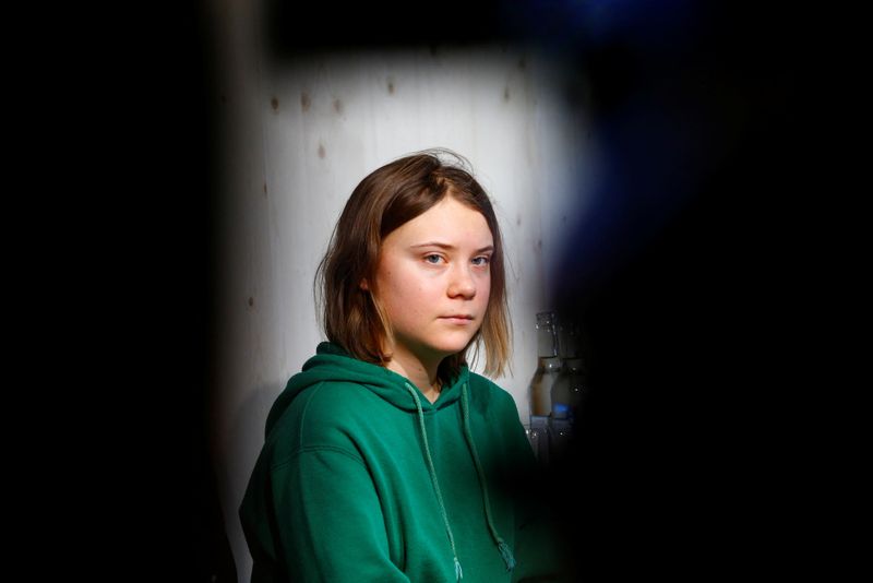 &copy; Reuters. La activista climática sueca Greta Thunberg participa en un debate sobre "Tratar la crisis climática como una crisis" con el director ejecutivo de la Agencia Internacional de la Energía, Fatih Birol (no en la foto), al margen del Foro Económico Mundia