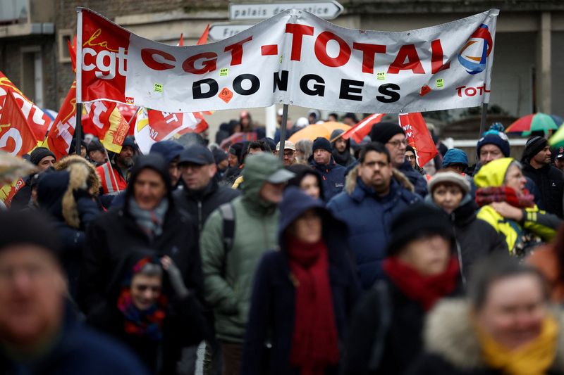 &copy; Reuters. متظاهرون يحملون لافتة خلال احتجاجات مناهضة لخطة الحكومة الفرنسية لإصلاح نظام التقاعد في فرنسا يوم الخميس. تصوير: ستيفين ماهي - رويترز.