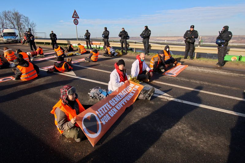 &copy; Reuters. FOTO DE ARCHIVO: Activistas climáticos protestan contra la expansión de la mina de lignito a cielo abierto Garzweiler de la empresa eléctrica alemana RWE a Luetzerath, Alemania, 17 de enero de 2023 que ha puesto de relieve las tensiones sobre la polít