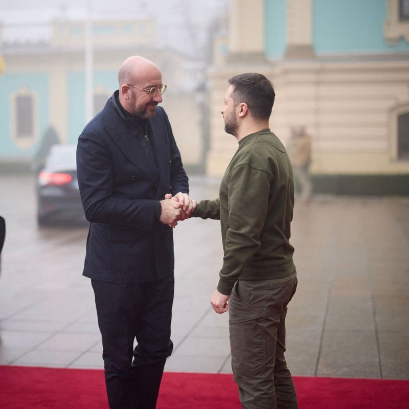 &copy; Reuters. Le président ukrainien Volodimir Zelensky accueille le président du Conseil européen Charles Michel à Kyiv, en Ukraine. /Photo prise le 19 janvier 2023/REUTERS/Service de presse présidentiel ukrainien