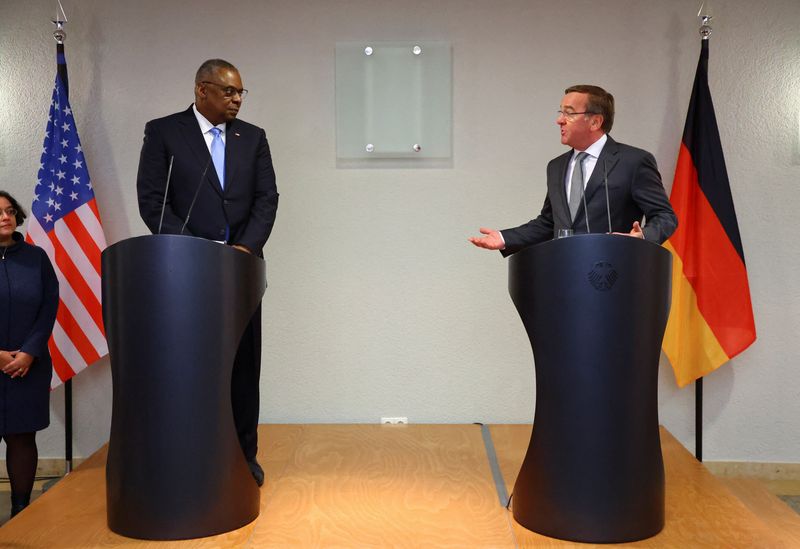 © Reuters. German Defence Minister Boris Pistorius receives his U.S. counterpart, Secretary of Defense Lloyd Austin for talks, at the Defence Ministry in Berlin, Germany January 19, 2023. REUTERS/Fabrizio Bensch